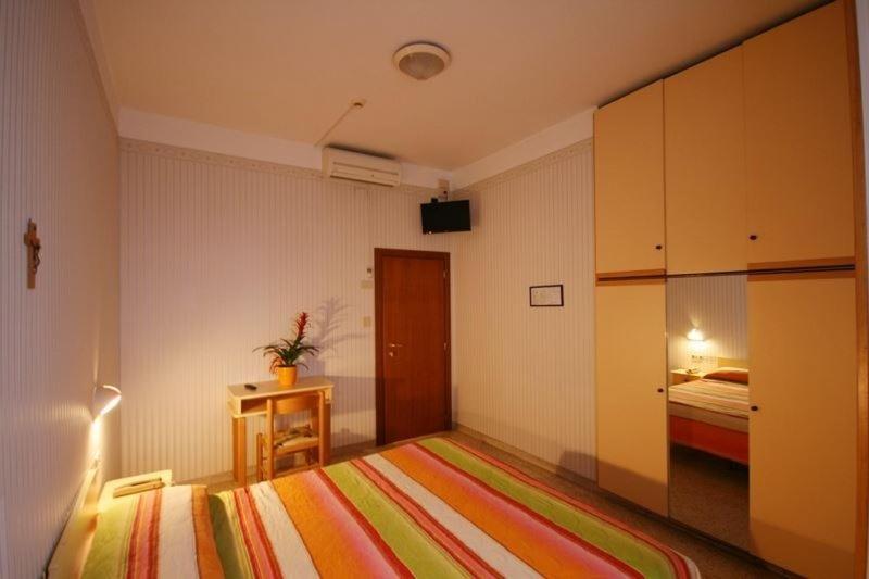 Hotel Cosmos Rímini Exterior foto