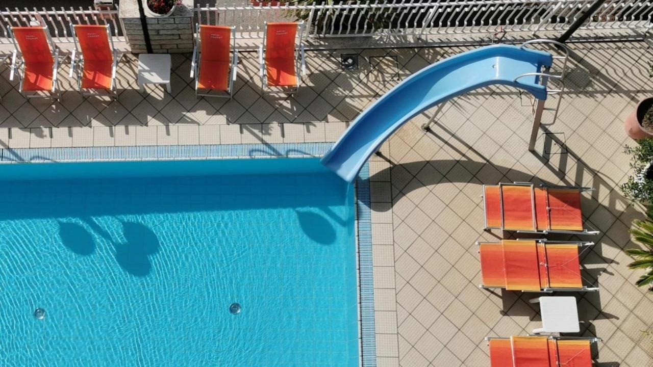 Hotel Cosmos Rímini Exterior foto
